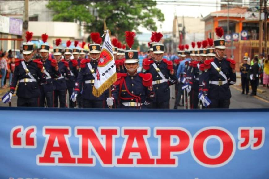 Cadetes de la Anapo durante un desfile.