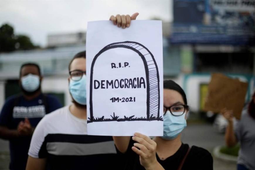 En las protestas de este domingo, muchos manifestantes cargaban carteles con mensajes que aducen una muerte a la democracia salvadoreña tras los hechos ocurridos la noche del sábado.