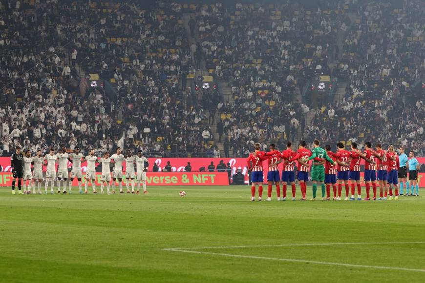 Los jugadores de Real Madrid y Atlético guardaron un minuto de silencio en memoria de la leyenda alemana Franz Beckenbauer, fallecido en los últimos días.