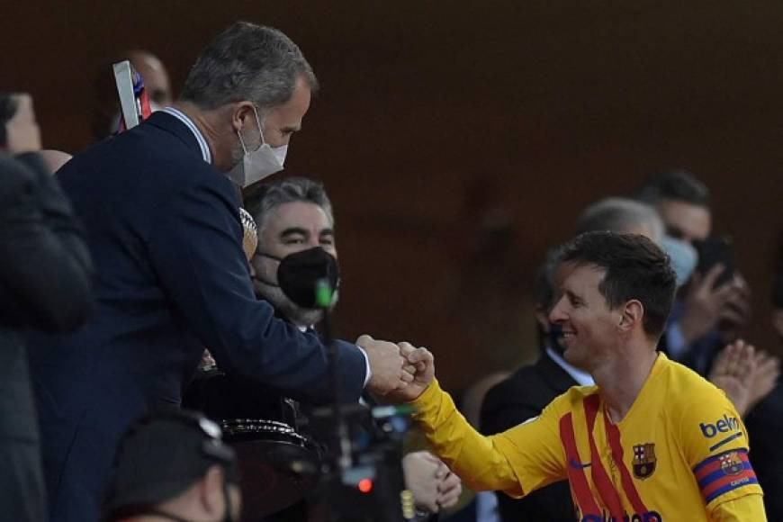 El Rey Felipe de España le entregó la Copa a Lionel Messi.