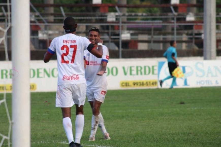 Jerry Bengtson marcó el 0-2 del Olimpia tras pase de Mayron Flores. El delantero le agradeció por la asistencia. Foto Edgar Witty