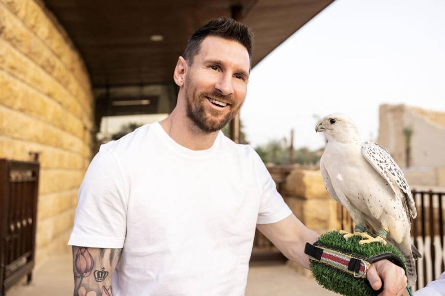 Imagen proporcionada por la Autoridad de Turismo de Arabia Saudita muestra a Lionel Messi sosteniendo un halcón en Riad.
