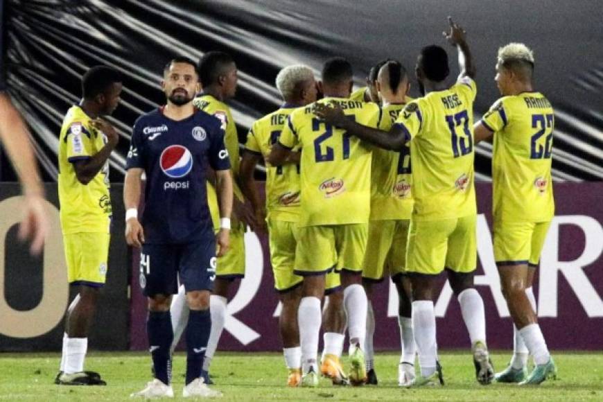 Jugadores del Universitario celebran el gol de Lionel Triana que significó el 2-0 ante Motagua.