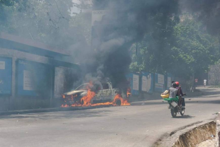 La Policía también incautó cinco vehículos de la supuesta banda, pero tres de ellos fueron incendiados por civiles, que han seguido a los agentes en las intervenciones.