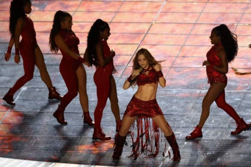 La barranquillera interpretó en cortos segmentos varios de sus éxitos mundiales. Acto seguido apareció J-Lo con un espectáculo de jugadas coreografías y varios de sus hits musicales.