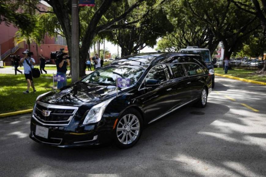 El cuerpo del cantante fue enviado a última hora de la mañana al auditorio del Condado de Miami Dade, en una procesión saludada por bocinazos a lo largo de su recorrido.<br/>