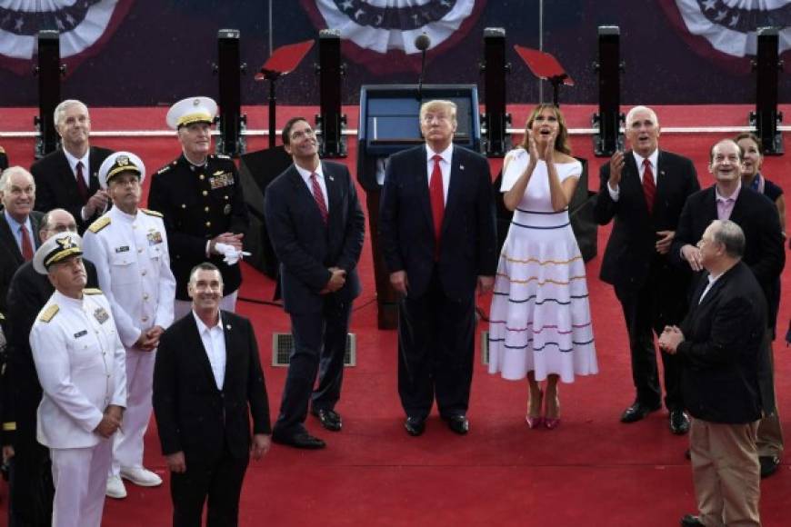 Uno de los temas más comentados es que Melania usó un vestido de rebajas, según el portal 'Hola' el precio original de la prenda es de 2,895 euros y, actualmente, estando rebajado cuesta 1,447.