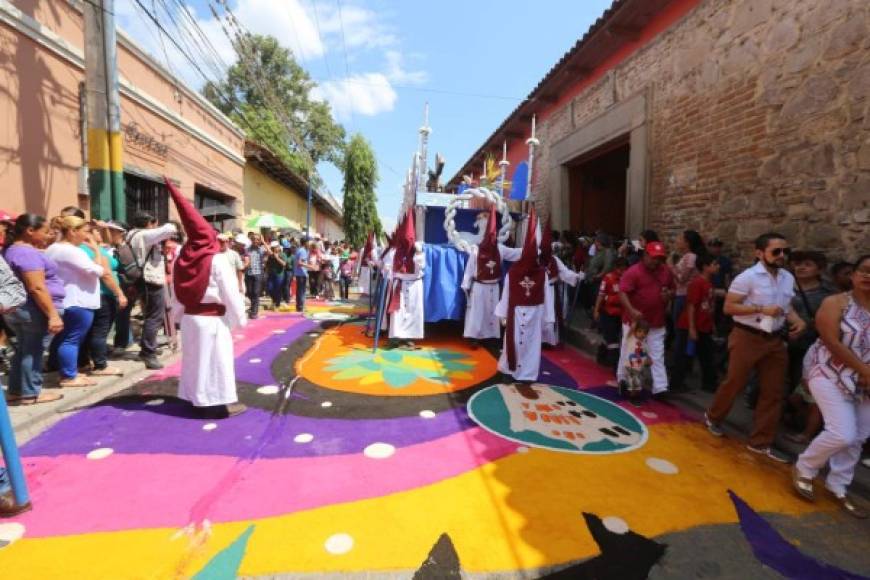 El domingo posterior a la primera luna llena tras el inicio de la primavera es el Domingo de Pascua o Domingo de Resurrección. A partir de ese día, se distribuyen el resto de fechas en el calendario.