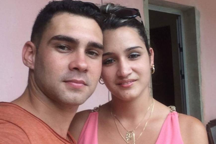 El joven cubano se comprometió el año pasado con su novia en La Habana./Foto ABC.