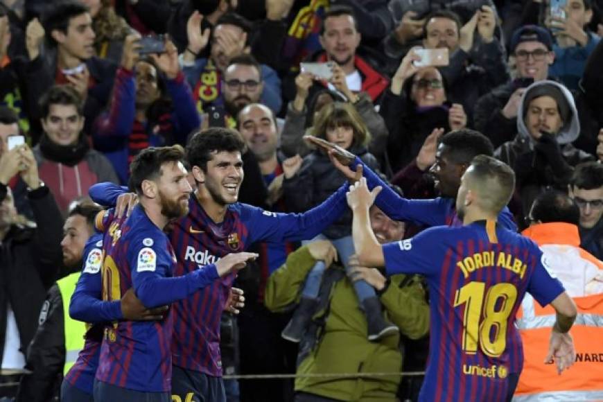 Carles Aleñá es felicitado por Messi, Dembélé y Jordi Alba.