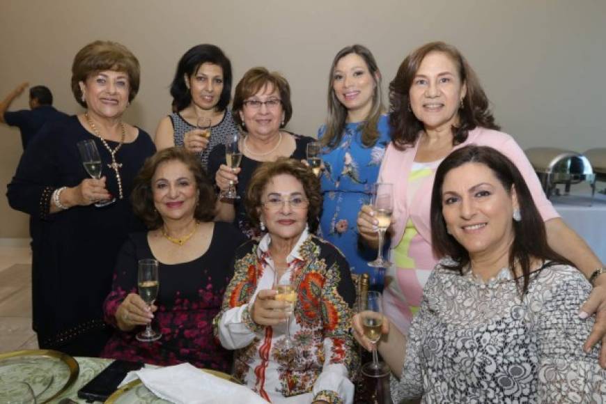 Jeanette Mahchi, Sandra Kafati, Cristina Hawit, Olga y Elda Echeverri, Suyapa Fuschich, Martha Garza y Siham Handal.