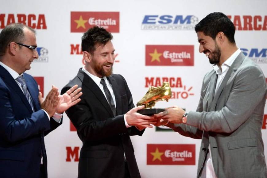 Luis Suárez fue el encargado de entregarle a su amigo Messi la Bota de Oro que él recibió, por segunda vez, el año pasado.