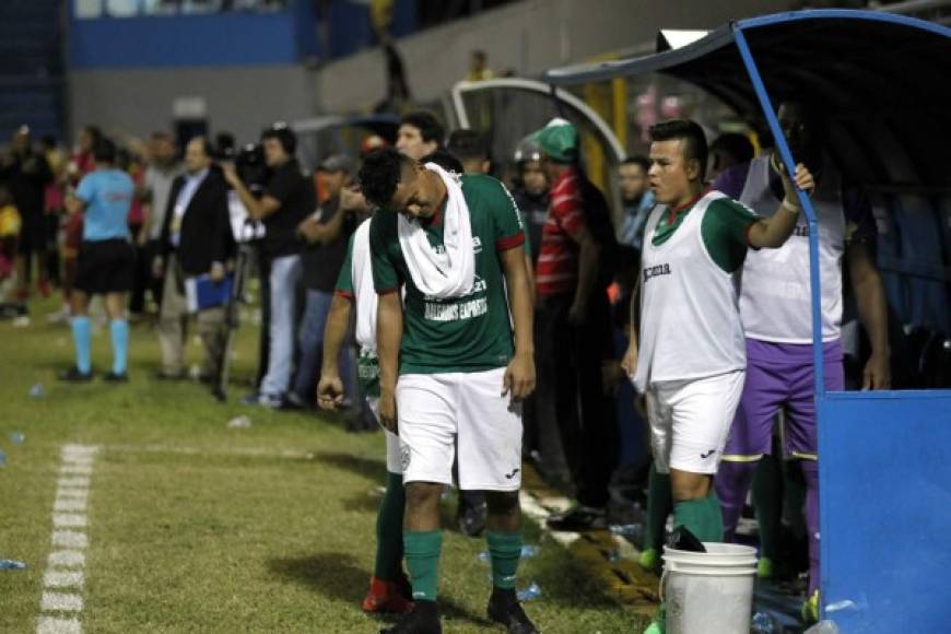 Los jugadores del banco de suplentes del Marathón, lamentando el penal que falló Yustin Arboleda.