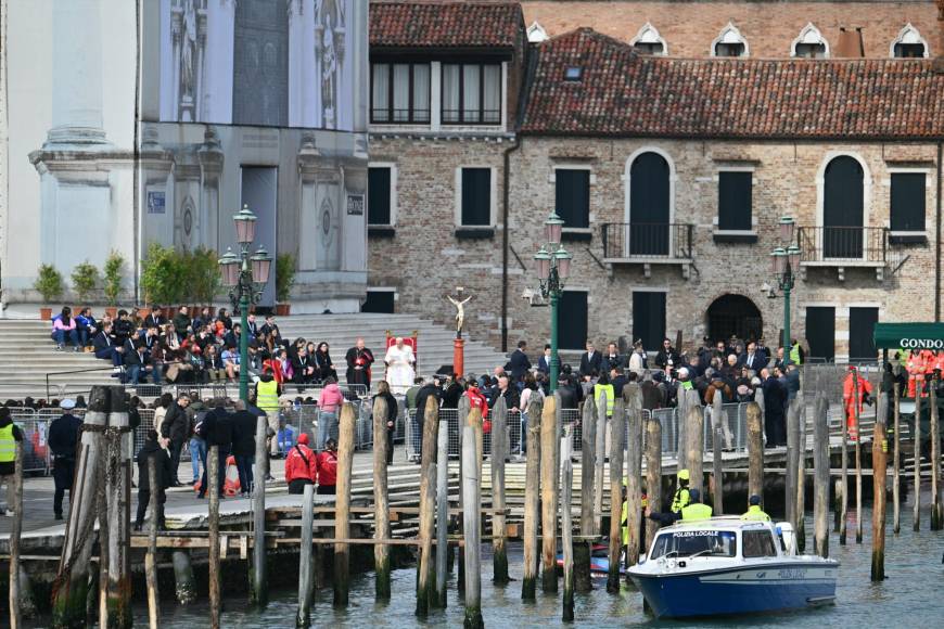 La primera etapa fue la penitenciaría femenina de la isla de la Giudecca, donde este año el Vaticano ha montado su pabellón para la 60ª Bienal de Arte con la colaboración de unas ochenta reclusas.