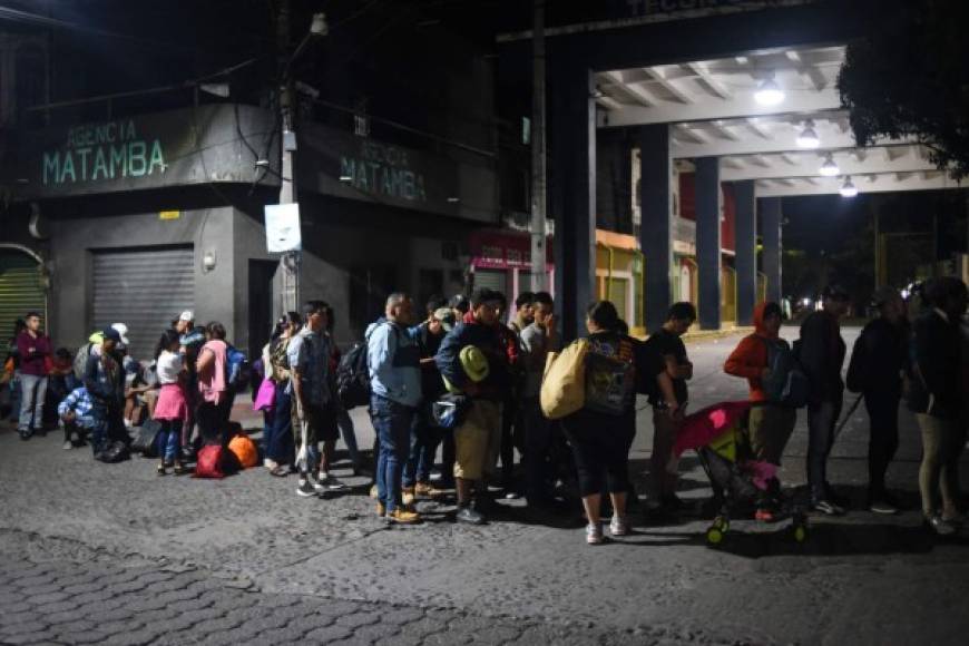 Alrededor de 2,000 migrantes entre hombres, mujeres y niños cruzan estos días el sureste de México tras entrar de forma irregular en el país.
