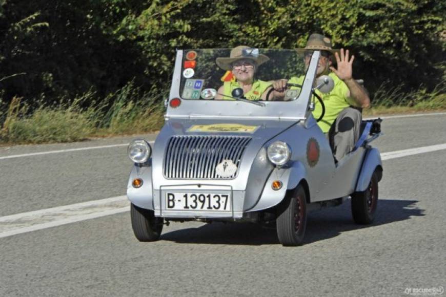 EL BISCUTER.<br/>Fabricado en los años 50 del siglo pasado, lo primero que se nota este miniauto curioso es que no tiene puertas ni techo. Claro, fue creado en una época en la que el robo de autos era una rareza. De todos modos había que agregarle un toldo para esos días de fuerte sol o de lluvia.