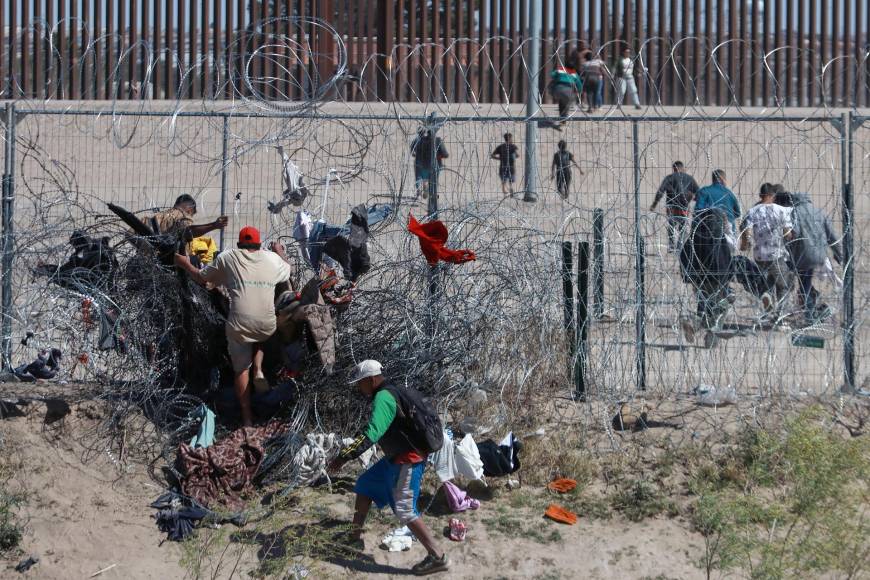  El ecuatoriano Jon Macías, quien llegó desde hace cuatro meses, denunció que los migrantes son prisioneros de México, pues los mandan de un lado a otro para otorgarles una cita.