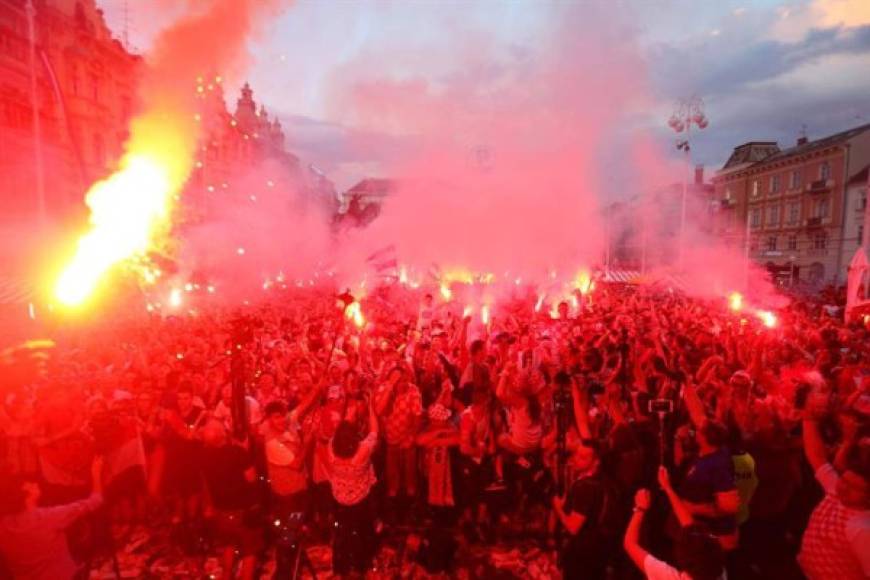 Los cuadritos rojos en las camisetas, las bengalas, el llanto y las sonrisas inundaron las calles de la capital de Croacia.