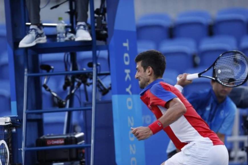 El tenista serbio estuvo desquiciado en el partido por el tercer lugar y rompió una raqueta contra la red. Foto - Diario Marca