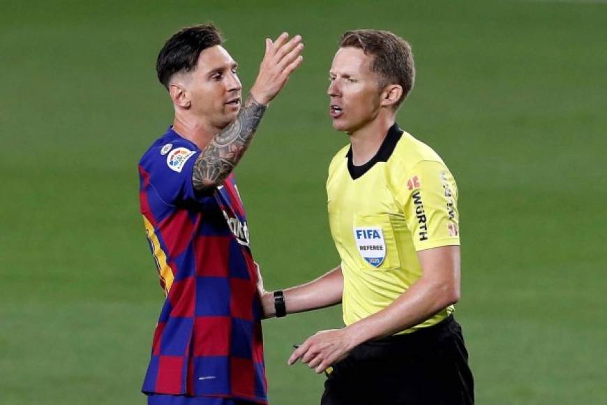 Lionel Messi fue otro jugador que reclamó al árbitro Hernández Hernández la decisión tomada de repetir el penal.