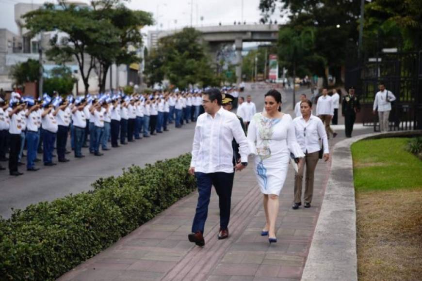 El presidente de Honduras, Juan Orlando Hernández, junto a la primera dama Ana García de Hernández, encabezando el solemne acto de la izada de la bandera nacional en el inicio de los actos cívicos de la celebración del 198 aniversario de Independencia Patria.<br/>