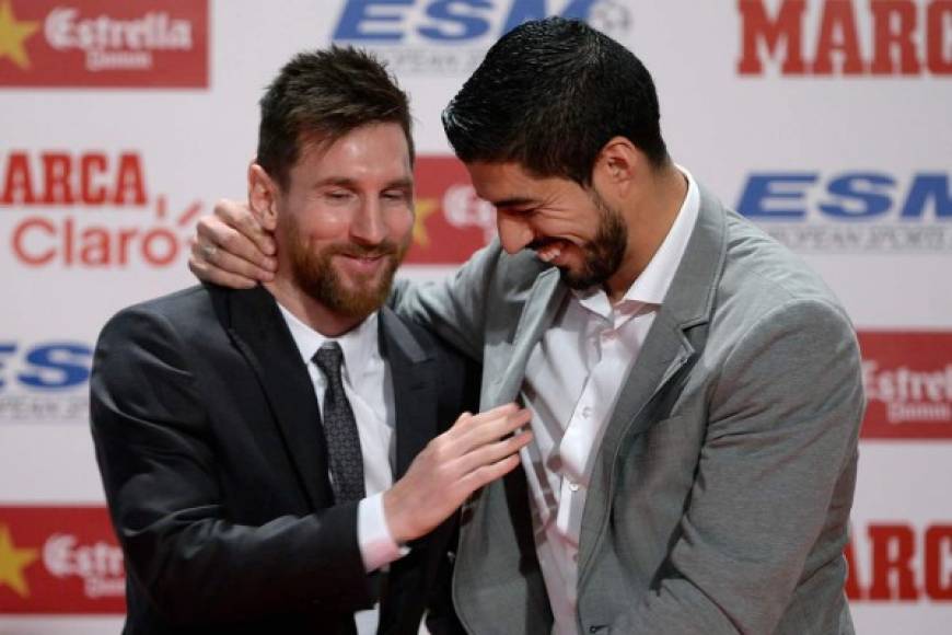Luis Suárez se mostró contento de entregarle la Bota de Oro a Messi.