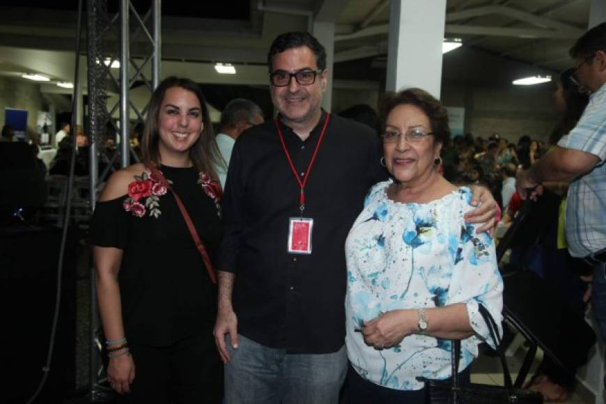 Elena Zablah, Gustavo Larach y Ana María Alemán.