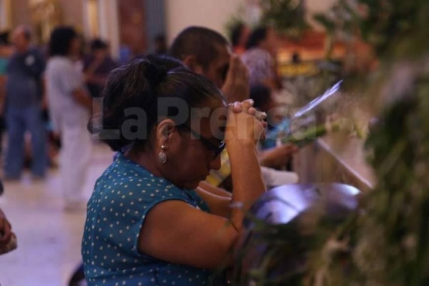 Muchos hondureños tienen fe y acuden a la Iglesia Católica y rinden tributo a la virgen de Suyapa, una diminuta imagen de 6.5 centímetros de alto, tallada en madera de cedro, que fue hallada por dos campesinos en 1747, cerca de Tegucigalpa.