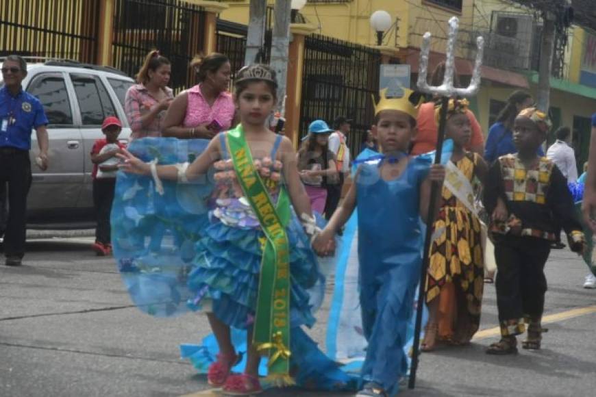 La avenida San Isidro fue el el recorrido del desfile de los 'kinder' de esta ciudad, el cual concluyó en la plaza municipal.<br/>