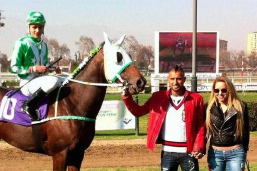 El futbolista chileno Arturo Vidal, actualmente en el FC Barcelona, tiene una colección de caballos en su país natal. Uno le costó 500 mil euros.