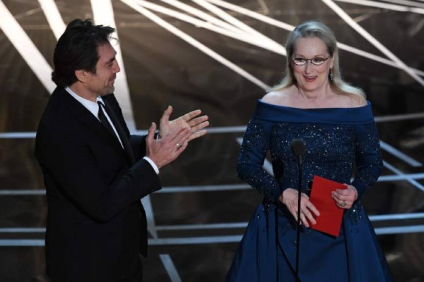 Las celebridades se rindieron a la actriz Meryl Streep. El presentador Jimmy Kimmel pidió un aplauso para la 'sobrevaluada' actriz, luego de las polémicas con el presidente Trump. 'Estamos aquí para honrar actores que parecen fabulosos, pero no necesariamente lo son. Y entre esos actores una en particular ha superado la prueba del tiempo por su trabajo poco inspirado y sobrevaluado', expresó el conductor, y la cámara enfocó a Streep muerta de risa.