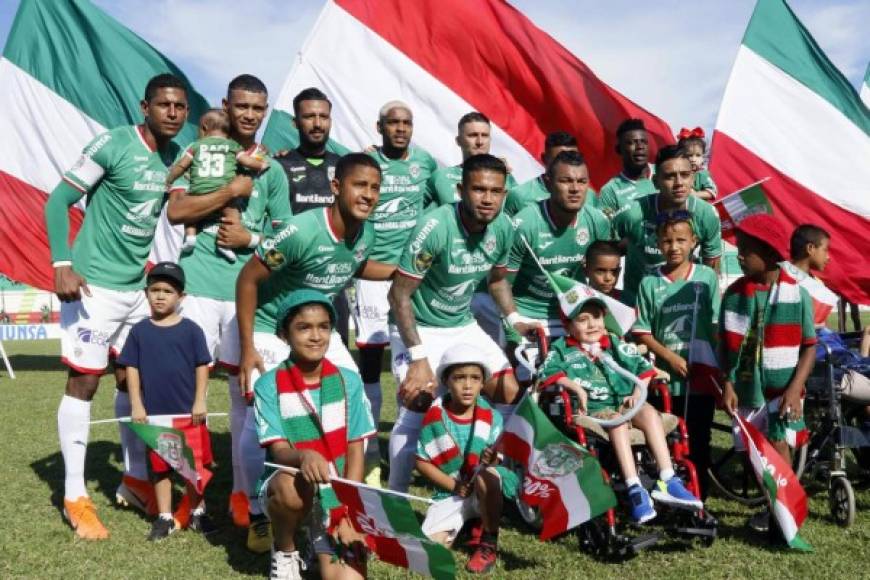 El Marathón tuvo un bonito gesto con un pequeño aficionado discapacitado. Los jugadores posaron con el niño antes del inicio del partido.