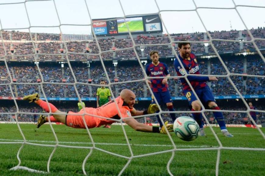 ¡Qué baile! Messi conduciendo el balón y humillando al portero serbio Marko Dmitrović del Eibar para su cuarto gol del partido.