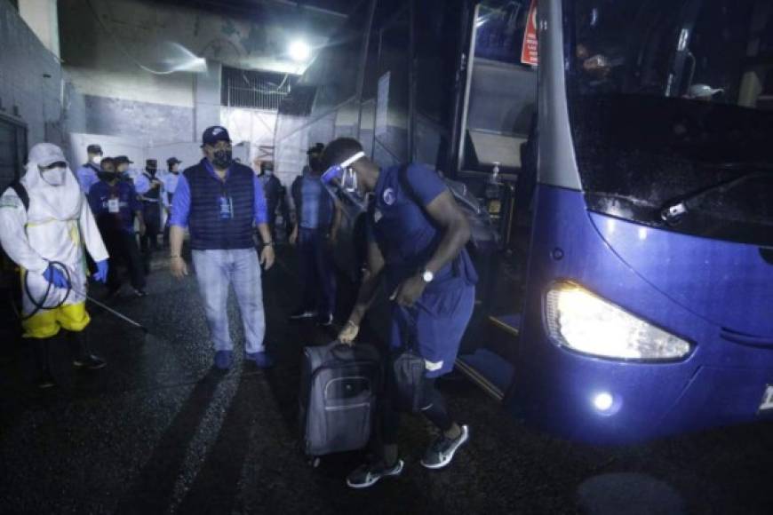 Román Rubilio Castillo al momento de bajarse del autobús que los llevó al estadio Nacional.