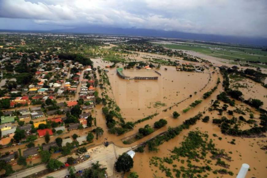 El escenario deportivo y sus alrededores en La Lima quedaron casi en su totalidad cubiertos de agua.