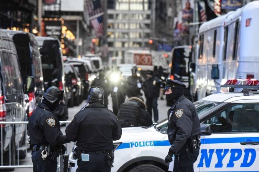 Más de 20 calles fueron cerradas y se colocaron barricadas y camiones con arena. La policía registró dos veces a cada persona que entraba al perímetro de seguridad en Times Square, el más amplio de la historia.<br/><br/>Ni siquiera las carteras o pequeños bolsos fueron permitidos.<br/><br/>Además, por primera vez la policía registró también hoteles y restaurantes.<br/>