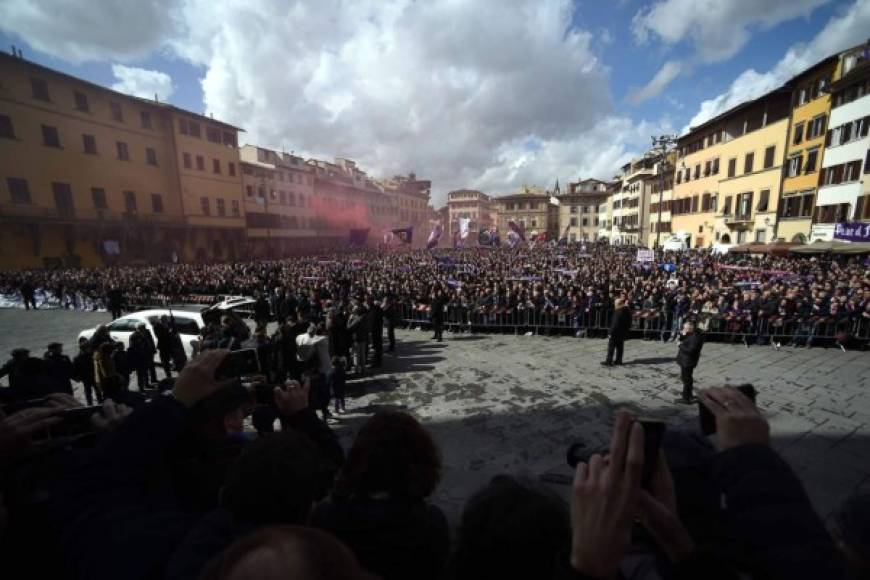 El funeral del fallecido capitán de Fiorentina se celebró este jueves en Florencia.