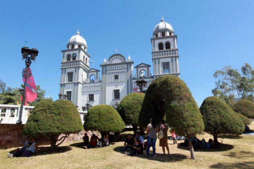 Majestuosa luce la Basilica Menor de Honduras a la espera de la alborada esta noche.