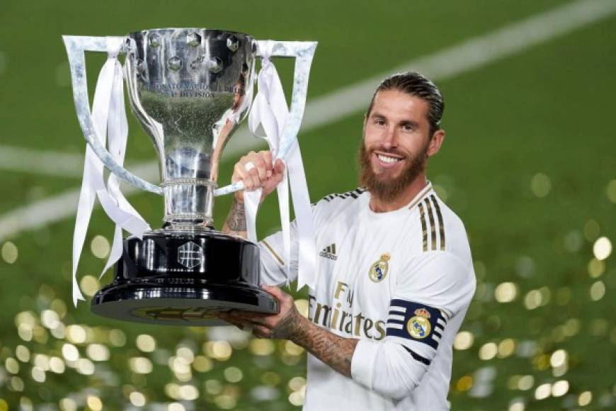 ¿'Bombazo' en el Real Madrid? Sergio Ramos acaba contrato en 2021 y su renovación aún está pendiente. Según publica la página Defensa Central, desde la liga China ofrecen 22 millones de euros por temporada al capitán, superando los casi 13 ‘kilos’ por año que cobra actualmente. Sería el bombazo del mercado.