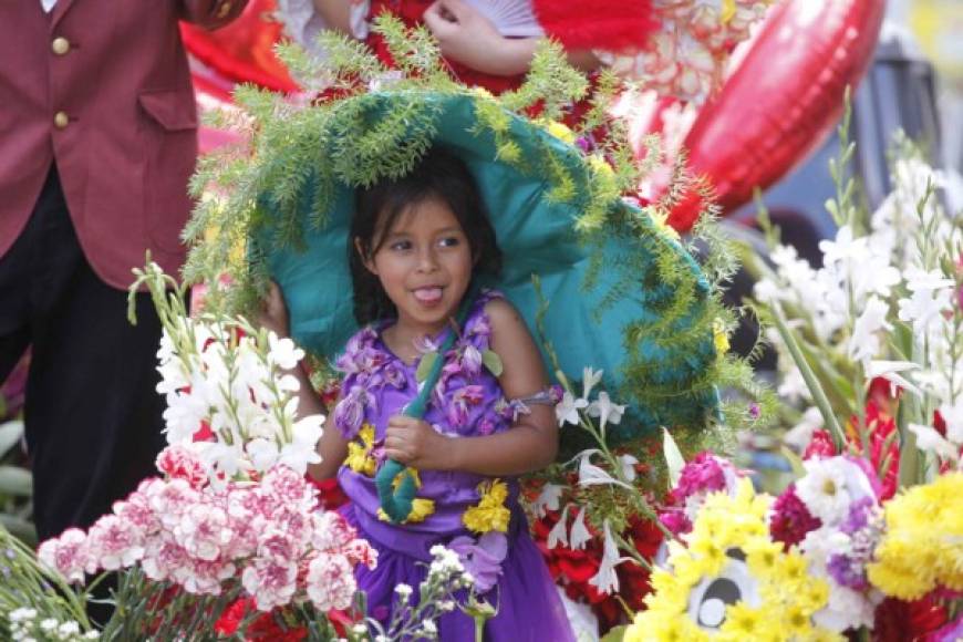 Las más pequeñas se lucieron con su participación durante el desfile.