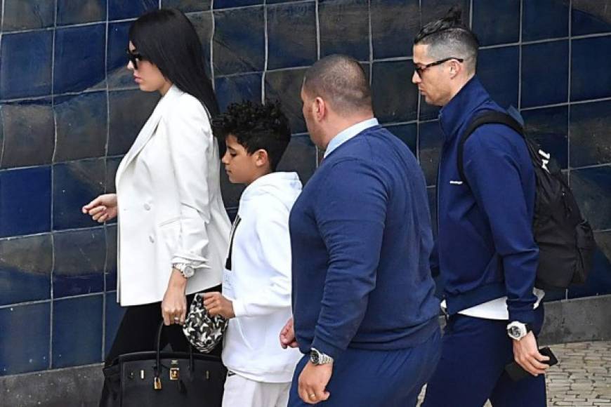 Cristiano Ronaldo se marchó a Funchal, la capital de la isla de Madeira, para estar al lado de su madre Maria Dolores dos Santos Viveiros da Aveiro, quien sufrió un accidente cerebrovascular.