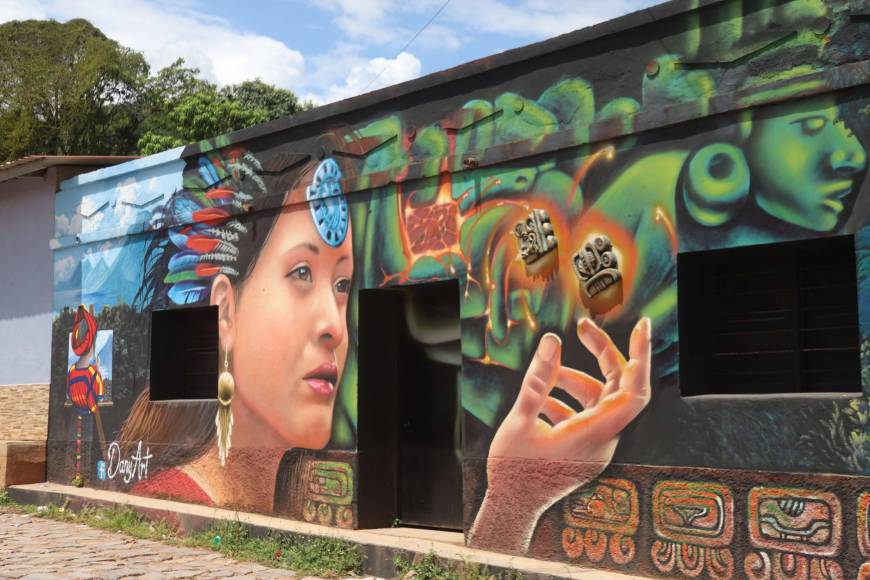 La historia Maya no podía faltar en los murales. Honduras tiene mucha arqueológia en el sector de Copán y otros departamentos del país.