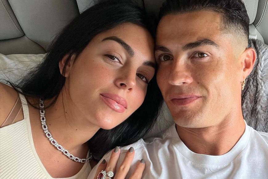 “Lo que sucedió entre Cristiano Ronaldo y Sonia fue antes de que él anduviera con Georgina”, aclararon.