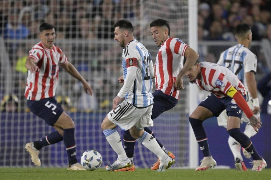 Nada más entrar a la cancha y Messi cogió el balón para poner nerviosos a los defensas paraguayos.