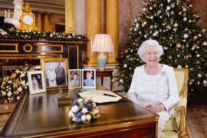 8. Escuchará el discurso anual de la reina<br/><br/>Durante la tarde, es hora de escuchar el mensaje anual de Navidad de la reina que se transmite en todo el mundo. Este año, es probable que monarca felicite al príncipe William y Kate Middleton por el nacimiento del príncipe Louis, y mencione las dos bodas reales que celebradas en 2018 y el otro bebé real en camino.