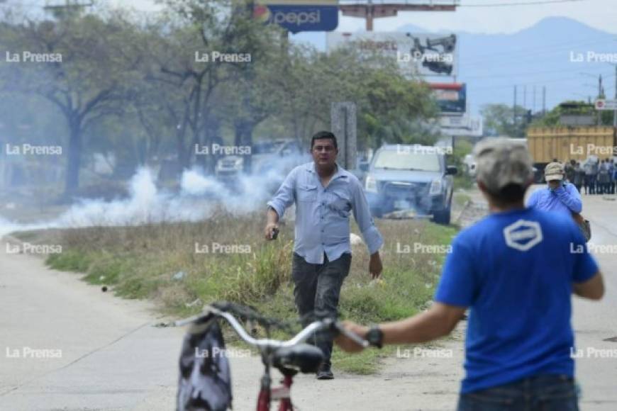 El paso entre El Progreso y San Pedro Sula estuvo bloqueado por varias horas a la altura de La Lima (sector Planeta).<br/>