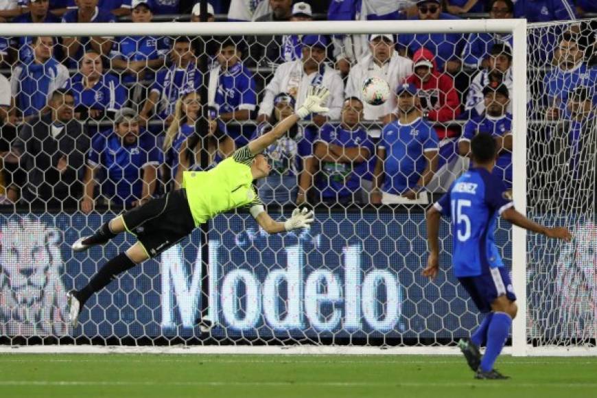 El portero salvadoreño Henry Hernández se lanzó para adornar nada más el golazo de Jorge Álvarez.