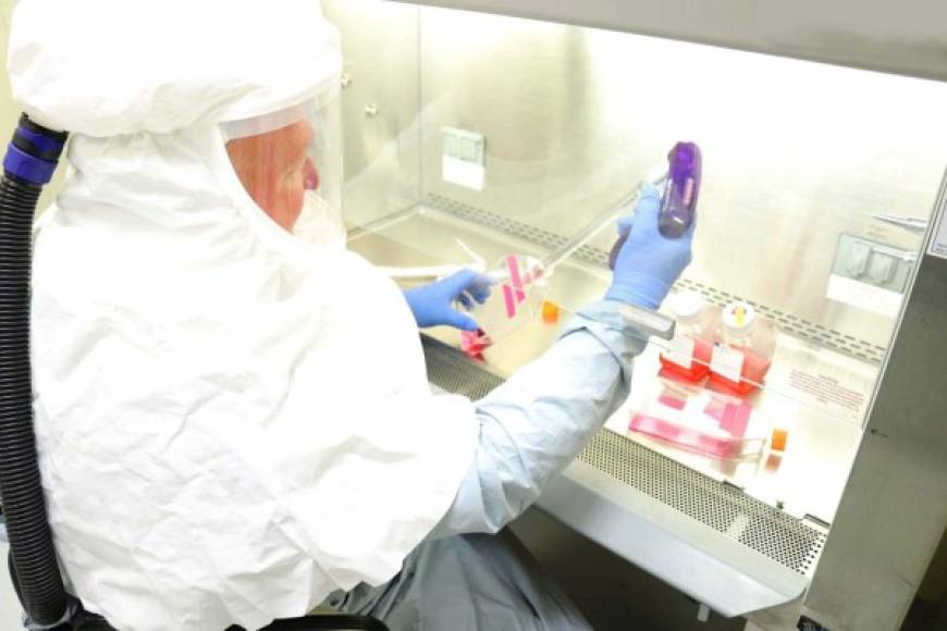 ARCHIVO - La foto de archivo del 2 de enero de 2021 muestra un frasco de la vacuna contra el COVID-19 de AstraZeneca en el Hospital Princesa Real en Haywards Heath, Inglaterra. La agencia reguladora europea aprobó la vacuna el viernes 29 de enero de 2021. (Gareth Fuller/Pool via AP, File)