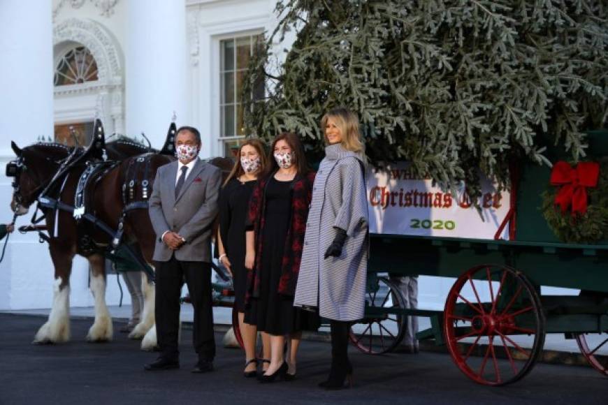 Melania posó con Dan Taylor y su familia, el granjero que regaló el árbol navideño a la Casa Blanca este año.