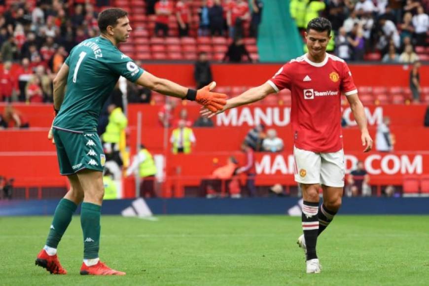 Cristiano Ronaldo saludando a 'Dibu' Martínez al final del partido.